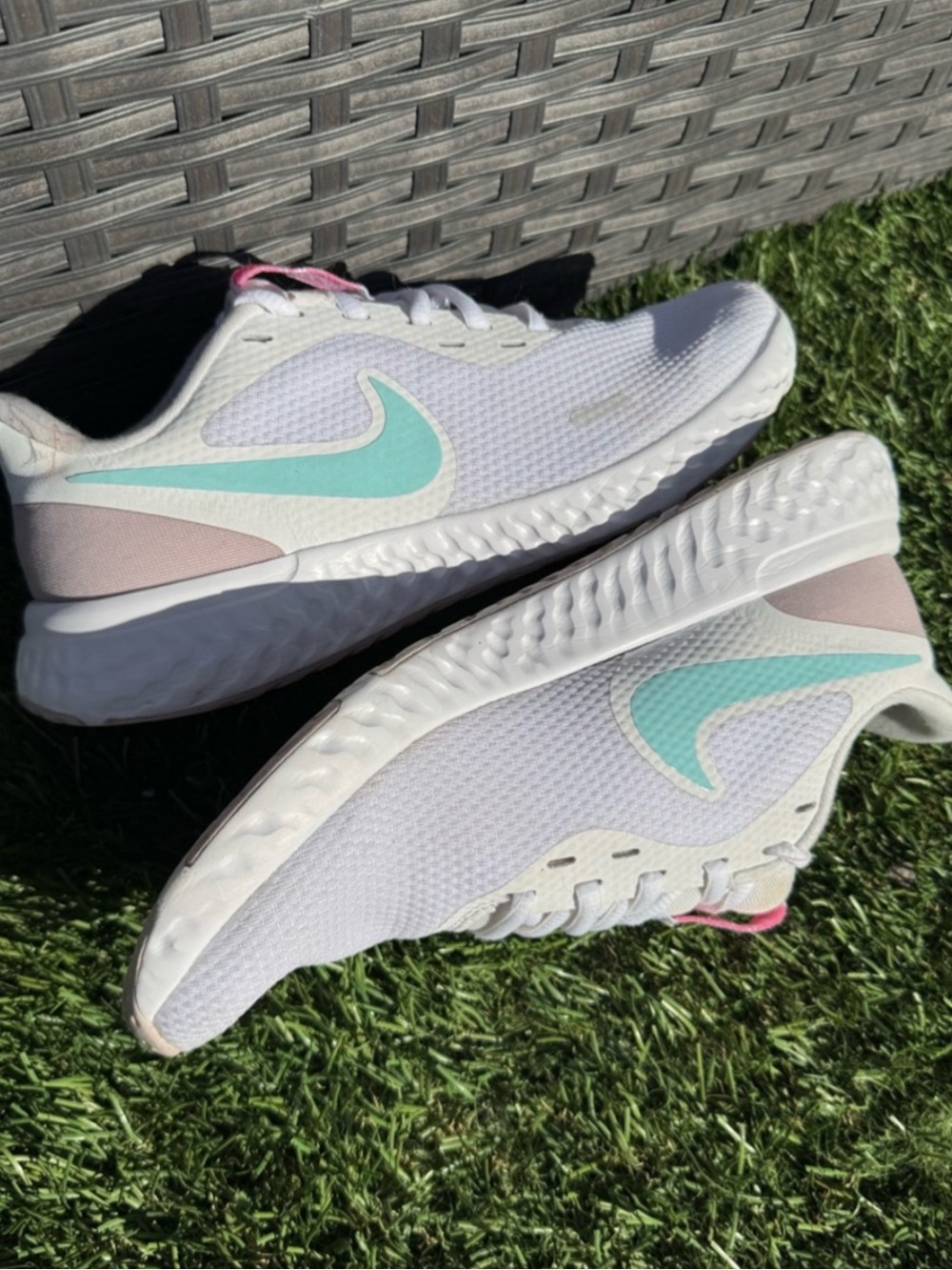 7 Nike Revolution 5.0 Women’s running white and teal. - Picture 2 of 7